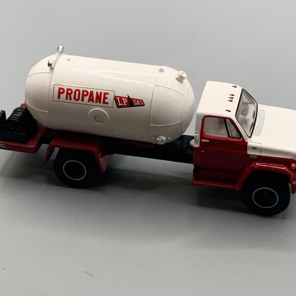 1:64 Greenlight 1985 Chevy C-65 Propane Tanker Vehicle SELLING AS IS - Picture 4 of 5